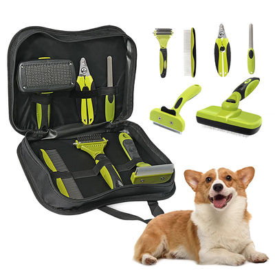Un kit de nettoyage pour animaux de compagnie 6 en 1