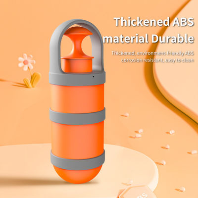 Une poubelle de merde orange avec un sac